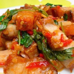 ข้าวกระเพราหมูสามชั้นทอด Rice + fried pork belly with basil