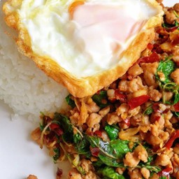 ข้าวกกระเพราหมู Rice + minced pork with basil