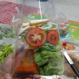 ข้าวเหนียวไก่ทอด/สลัดแขก คุณเอ๋
