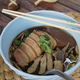 ก๋วยเตี๋ยวเป็ดพะโล้ (พิเศษ ไส้+เครื่องใน)