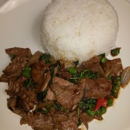 ข้าวราดผัดกระเพราเนื้อ