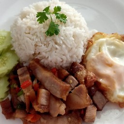 หมูกรอบผัดพริเกลือราดข้าว+ไข่ดาว