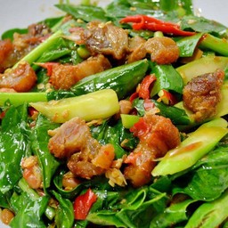 ผัดคะน้าหมูกรอบ กับข้าว