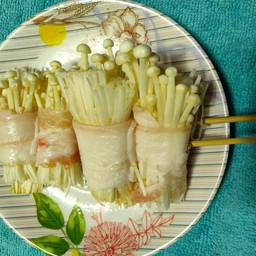 เห็ดเข็มทองพันเบคอนเสียบไม้