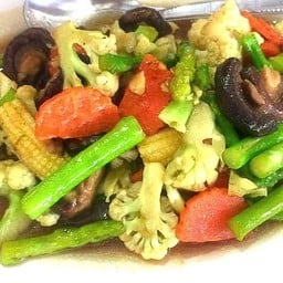 [อร่อยซ่ากับโค้ก] ผัดผักรวมมิตร  ราดข้าว +  โค้ก ออริจินัล (กระป๋อง) 