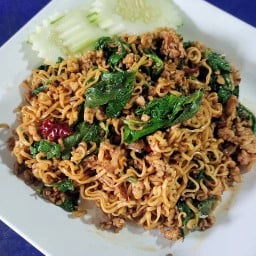 กะเพราโบราณผัดพริกแห้ง ข้าวผัดปู (ครัวไพลิน) รพ.จุฬารัตน์ 9