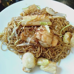 บะหมี่ฮ่องกงผัดซอสX.Oทะเล
