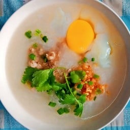 ข้าวต้มหมู (ใส่ไข่)