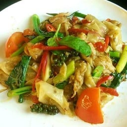 เส้นใหญ่ผัดขี้เมา หมูหมักนุ่ม