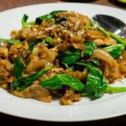 เส้นใหญ่ผัดซีอิ้วหมูหมักนุ่ม