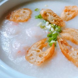 โจ๊กลูกชิ้นกุ้งไข่เยี่ยวม้า