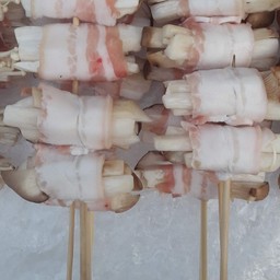 เห็ดออรินจิพันเบคอนเสียบไม้