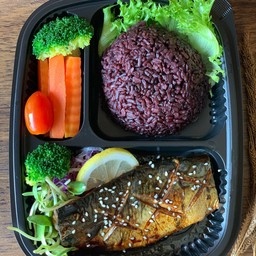 Set ข้าวไรซ์เบอร์รี่ + ปลาซาบะย่างซีอิ๊ว