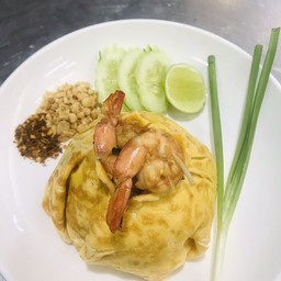ผัดไทกุ้งสดห่อไข่