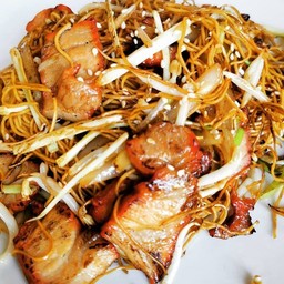 บะหมี่ฮ่องกงผัดแห้งหมูแดง
