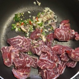 ข้าวกะเพราเนื้อน่องกรอบล้วน