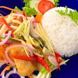 ข้าวยำมะม่วงปลากระพง