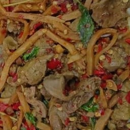 กะเพราในไก่หน่อไม้ดอง