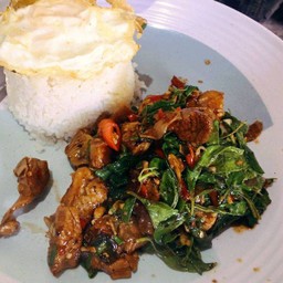 ข้าวกะเพราหมูตุ๋น