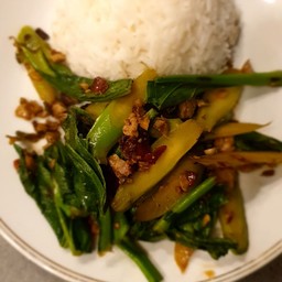 ข้าวราดผัดผักคะน้าปลาเค็ม