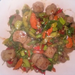 ผัดพริกแกงลูกชิ้นราดข้าว