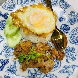 ข้าวราดทอดกระเทียมพริกไทย