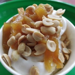 ปัณณ์ ปัณณ์ไอศครีมกะทิสด ร้อยเอ็ด  ตั้งขายอยู่ข้างร้านส้มตำไก่ย่างบ้านแคน