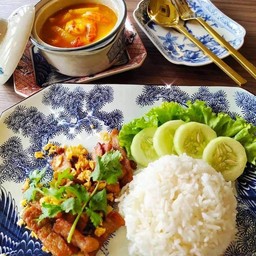 ชุดแกงส้มกุ้งยอดมะพร้าว+หมูทอดกระเทียมพริกไทย+ข้าวสวย