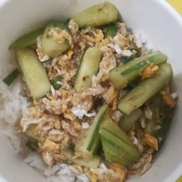 แตงกวาผัดไข่ราดข้าว