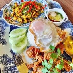 ชุดคั่วกลิ้งหมูสับ+หมูทอดกระเทียมพริกไทย+ไข่ต้มยางมะตูม+ข้าวสวย