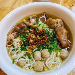 [อร่อยซ่ากับโค้ก] ข้าวเปียกขาหมู +  โค้ก ออริจินัล (กระป๋อง)