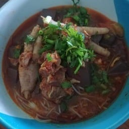 ขนมจีนน้ำเงี้ยวตีนไก่