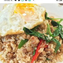 ข้าวคลุกกะเพราหมูนุ่ม+ไข่ดาว