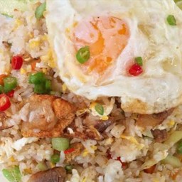 ข้าวผัดหมูกรอบ