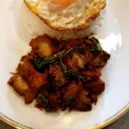 ข้าวหมูกรอบผัดกระเพรา