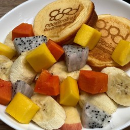 Pancakes With Seasonal Fresh Fruits - แพนเค้กเสิร์ฟคู่ผลไม้สดตามฤดูกาล