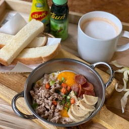 Pan-fried Egg With Toppings+toast+hot thai Tea - ไข่กระทะ+ขนมปังปิ้ง+ชาไทยร้อน