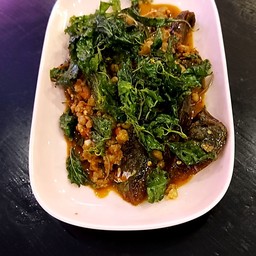 กระเพราไข่เยี่ยวม้า