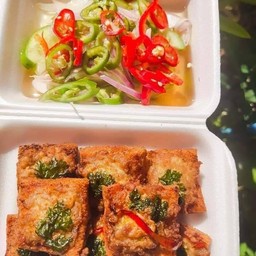 กระเพราคุณยาย ขนมปังหน้าหมู ไข่หมึกทอด ลูกชิ้นหมู