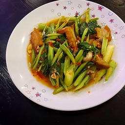 คะน้าหมูกรอบ