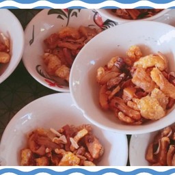 กากเจียว(กากเจียวที่รัานจะเจียวมันกับหนังผสมกันถ้าไม่เคยกินที่ร้านไม่ต้องสั่งครับ)