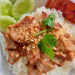 ข้าวหมูทอดกระเทียม