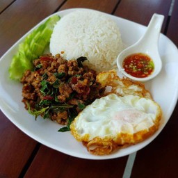 ผัดกะเพราหมูสับราดข้าว(ราคาไม่รวมไข่)
