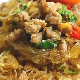 กระเพราไก่วุ้นเส้น