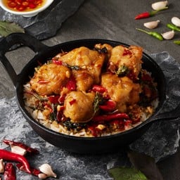 ข้าวกะเพราคั่วไก่คาราอาเกะ