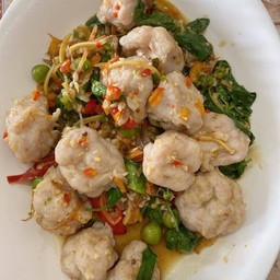 ลูกชิ้นปลากรายผัดฉ่า