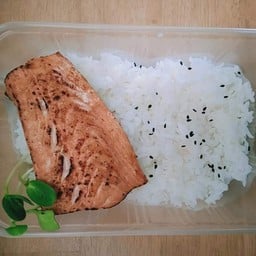 ข้าวหน้าแซลม่อนย่างเกลือ