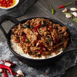 ข้าวกะเพราบ้ากล้ามเนื้อสันคอโคขุนสไลด์คั่ว 150 กรัม