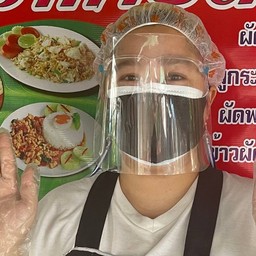 แม่ค้าใส่แมสล้างมือและสวมถุงมือเพื่อความสะอาดมั่นใจได้เลยจ้า