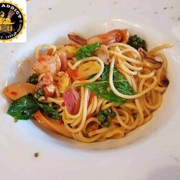 สปาเก็ตตี้ขี้เมาเบคอนไส้กรอก